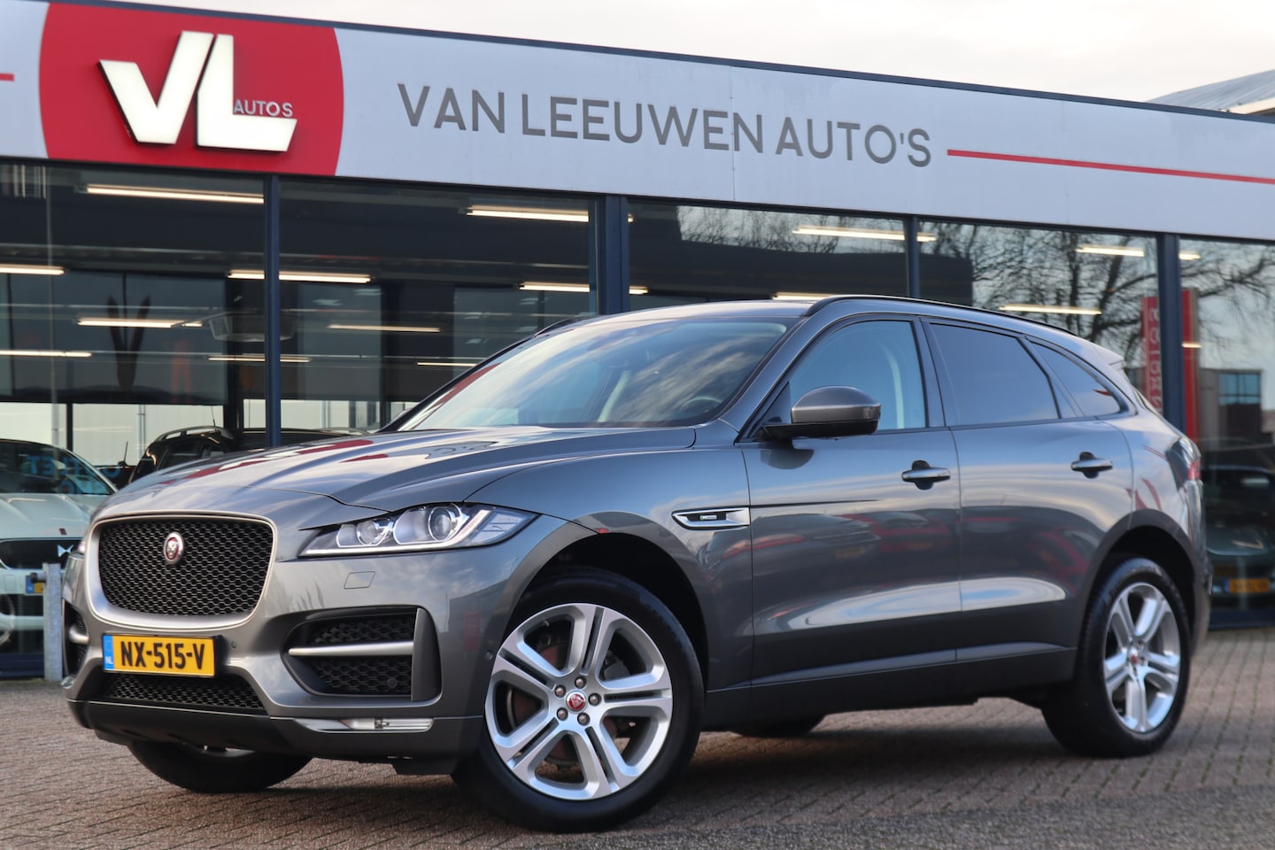 Jaguar F-Pace - 2.0 Portfolio AWD 20d | Nieuw Binnen! | Automaat | Stoelverwarming | Pano - AutoWereld.nl