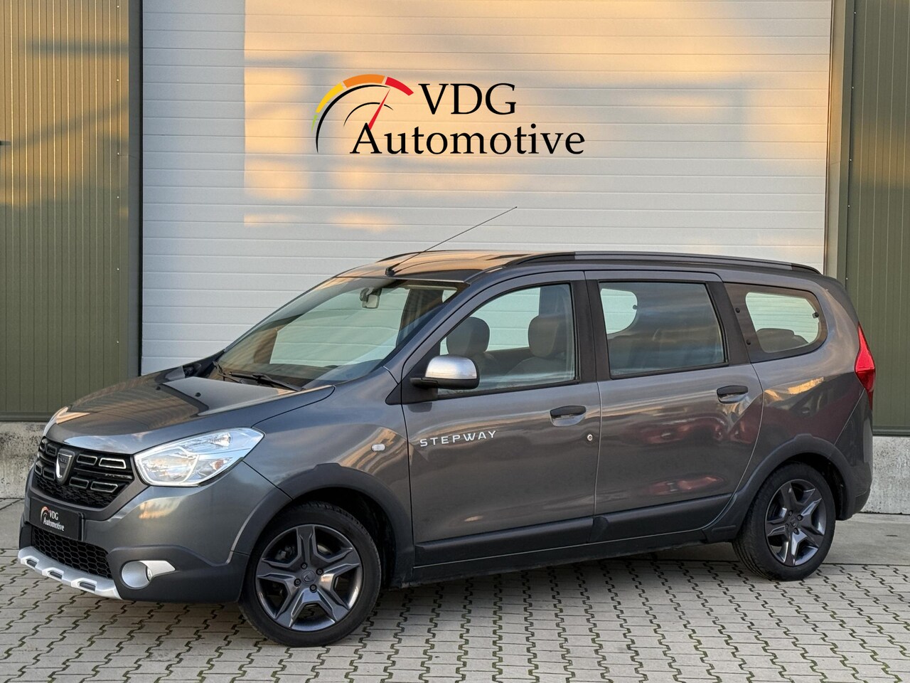 Dacia Lodgy - 1.2 TCE 115pk Stepway 7p. Navigatie / Parkeer camera / parkeer sensoren / cruise control / - AutoWereld.nl