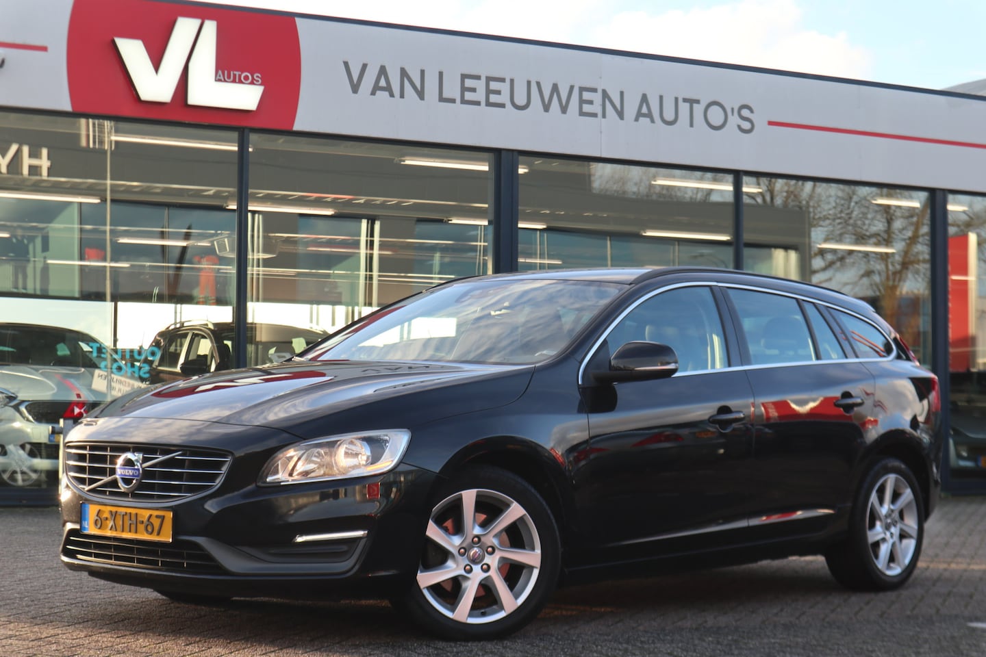 Volvo V60 - 2.0 D4 R-Design | Nieuw Binnen! | Bluetooth | Sensoren | Navi - AutoWereld.nl