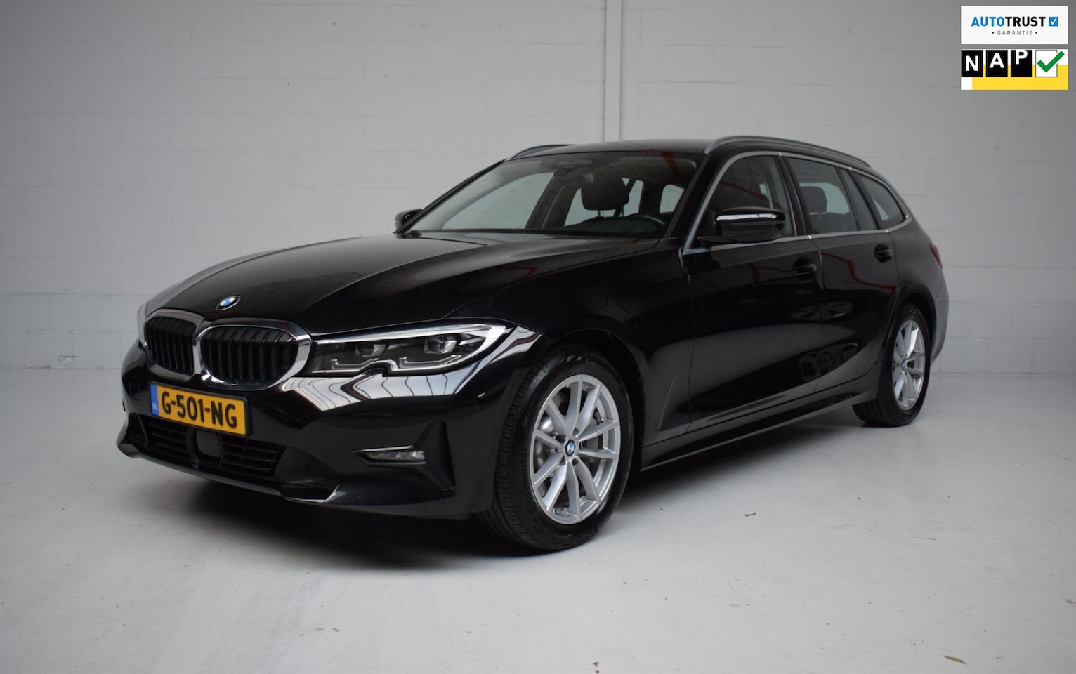 BMW 3-serie Touring - 330i 259PK AUT High Executive Edition ORG.NED / LEER / CAMERA / TREKHAAK / HEAD-UP / NAP / - AutoWereld.nl