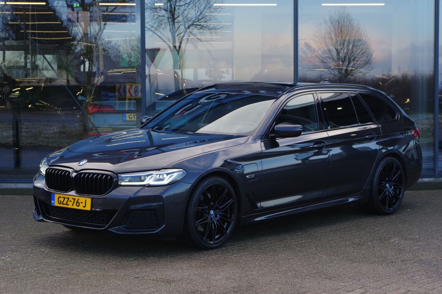 BMW 5-serie Touring - 530e 293 PK M-Sport Business Edition Plus, Panoramadak, Elek. Trekhaak, Leder, Head-Up - AutoWereld.nl