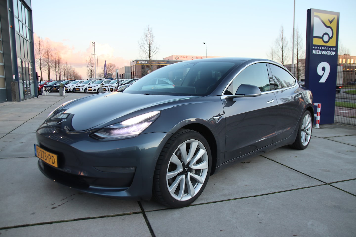 Tesla Model 3 - Long Range RWD Long Range 476 pk 75 kWh Leder, Pano, Autopilot, 1e eig, Autopilot - AutoWereld.nl