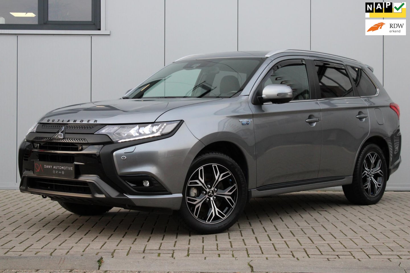 Mitsubishi Outlander - 2.4 PHEV Instyle 360 CAM I SCHUIFDAK I LEDER I KEYLESS I ADAPTIEF I LED I MEMORY I DODEHOE - AutoWereld.nl