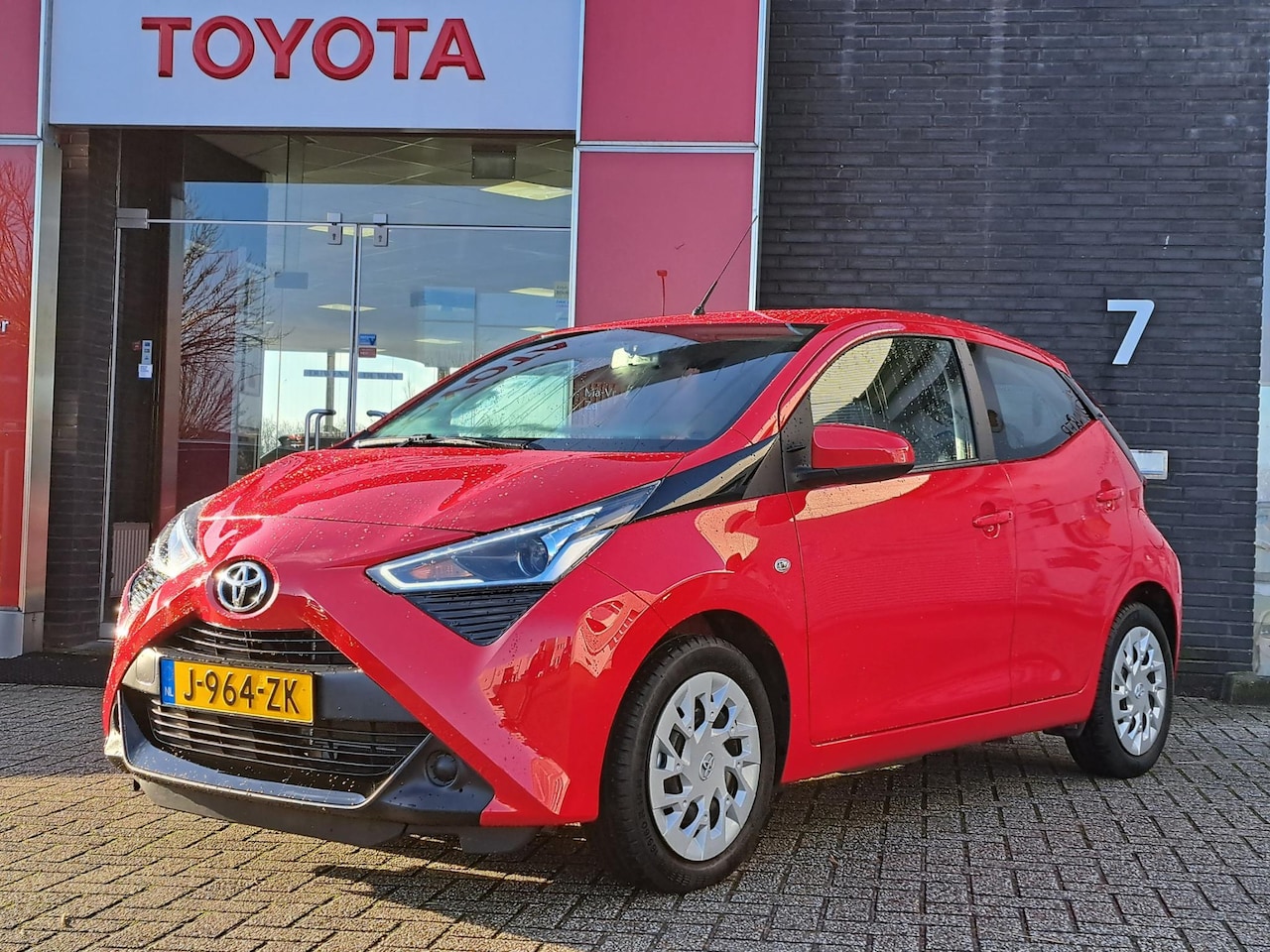 Toyota Aygo X - X-PLAY 5-DEURS AIRCO CAMERA AUDIO-STUURWIELBEDIENING LED-DAGRIJ BLUETOOTH NL-AUTO - AutoWereld.nl