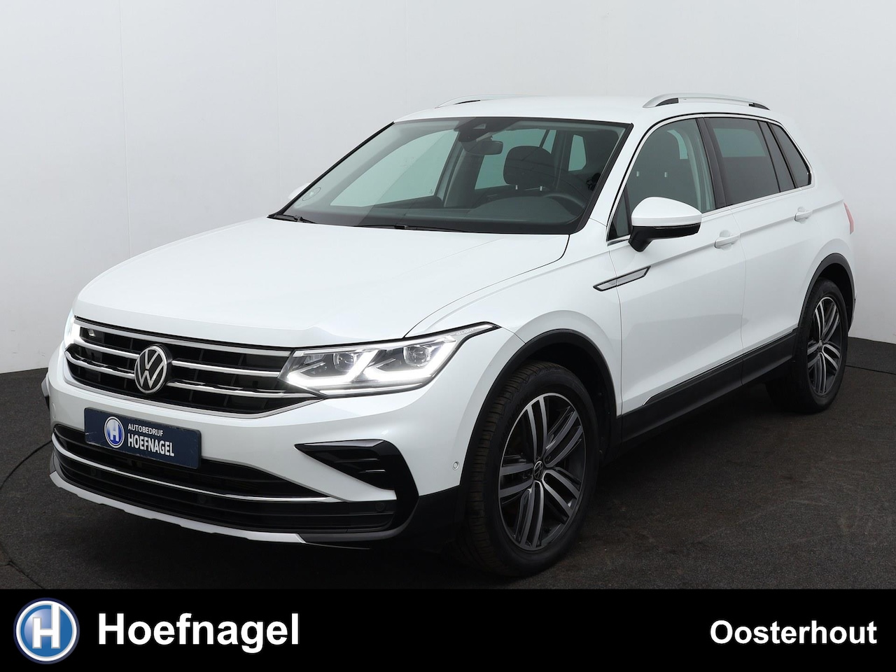 Volkswagen Tiguan - 1.5 TSI Elegance Automaat | Navigatie | Stoelverwarming | Achteruitrijcamera | massagefunc - AutoWereld.nl