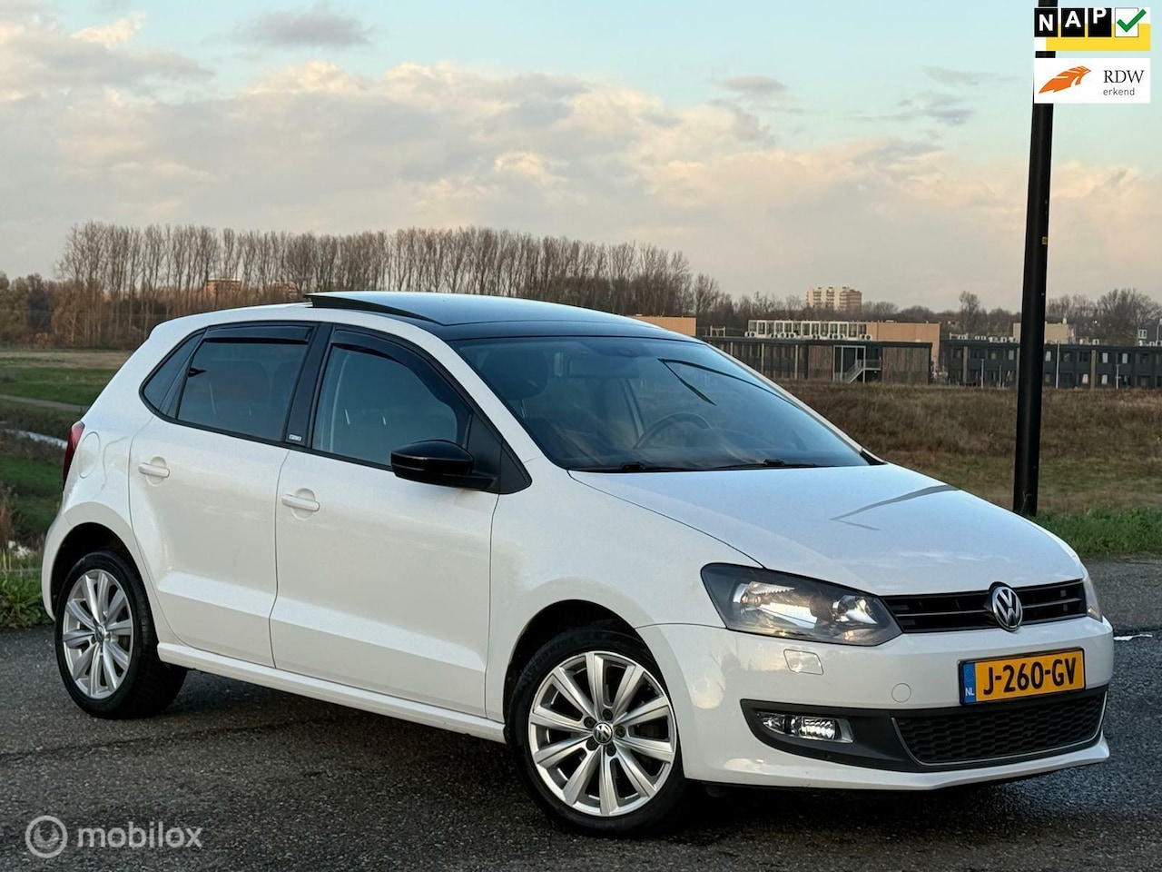 Volkswagen Polo - 1.2 1e Eignr|Pano|Stoelver|Clima|Nap|Boekjes - AutoWereld.nl