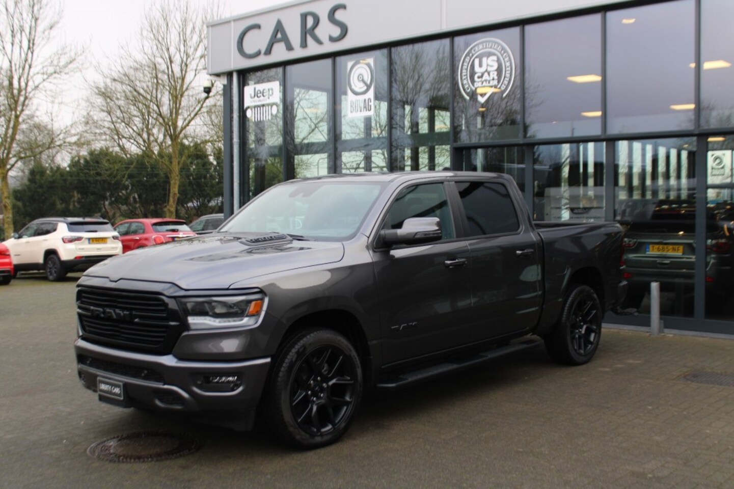 Dodge Ram Pick Up - NIEUW 5.7i V8 Hemi Sport Black Ed. 12 inch Scherm / Panorama dak - AutoWereld.nl