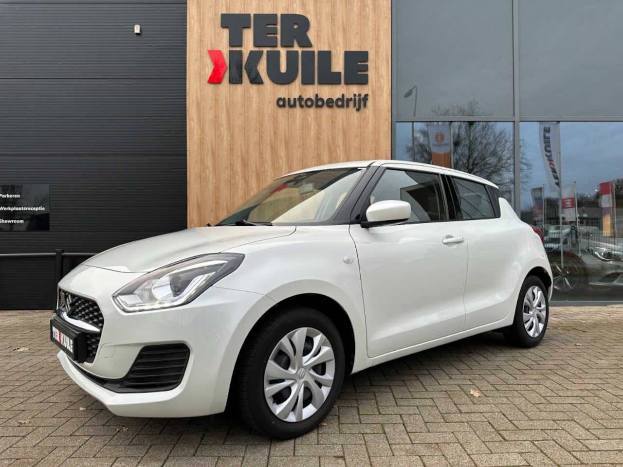 Suzuki Swift - 1.2 Comfort Smart Hybrid / carplay / Airco / ACC - AutoWereld.nl