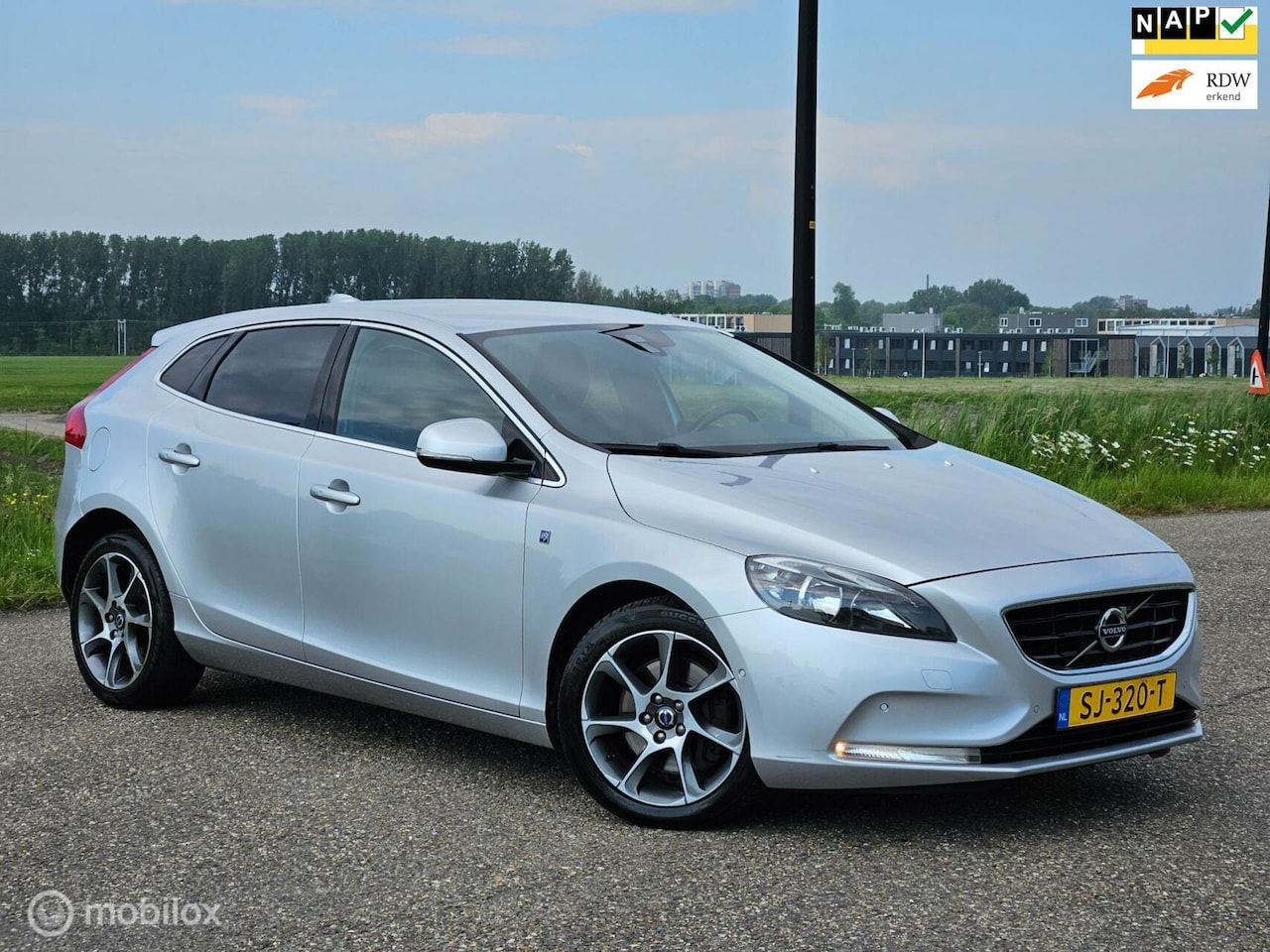 Volvo V40 - 2.0 D2 1e Eignr|Automaat|Leder|Navi|Lmv|Nap|Boekje - AutoWereld.nl