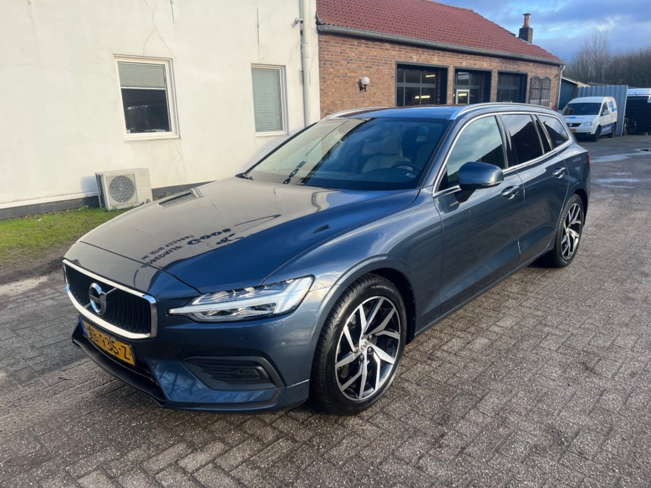 Volvo V60 - T5 Momentum Schuifdak Stoelverwarming Leder - AutoWereld.nl