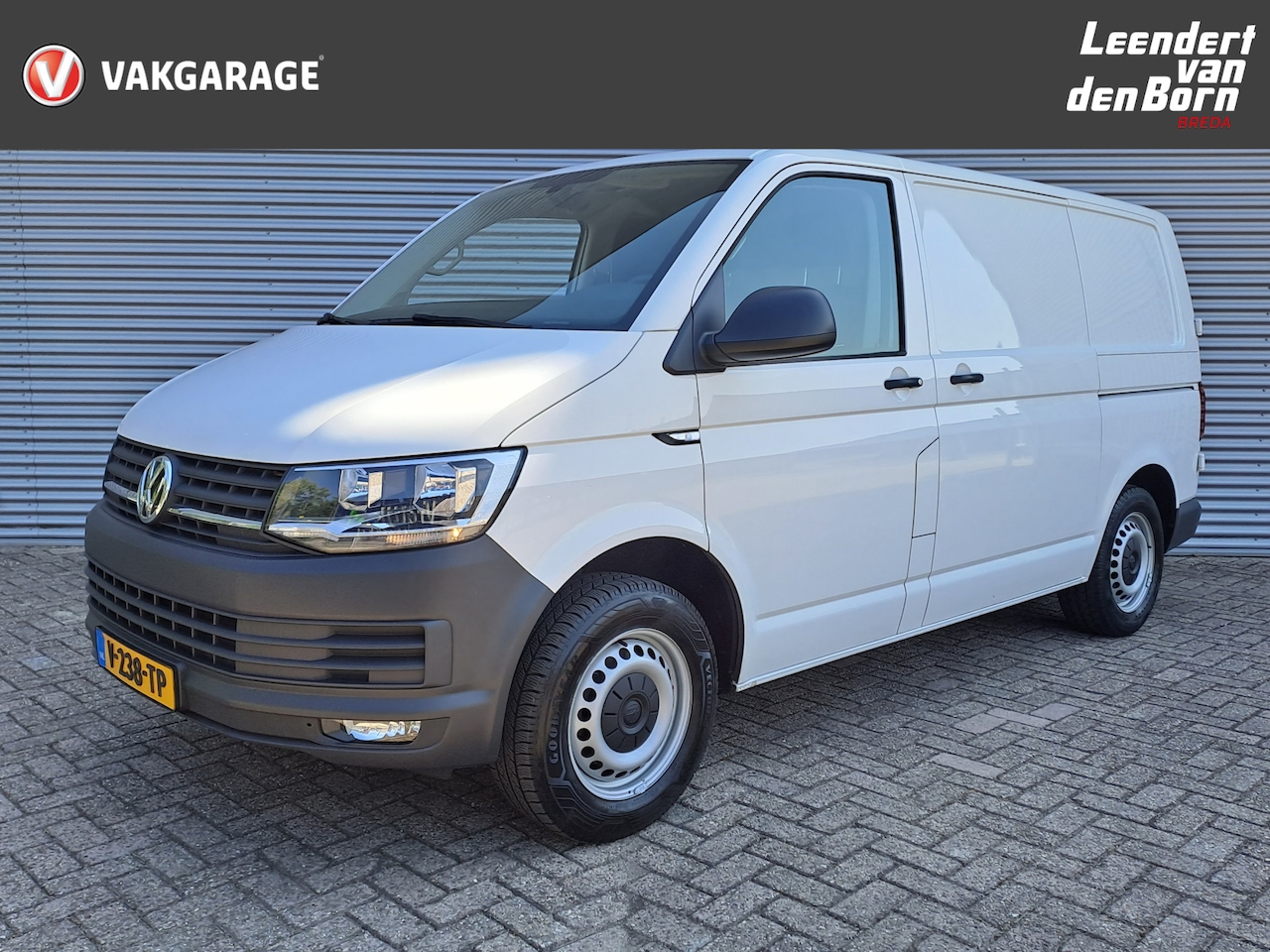 Volkswagen Transporter - 2.0 TDI L1H1 Comfortline | Navi | AIrco | Trekh. Voorruit verwarmd | 2 schuifdeuren - AutoWereld.nl