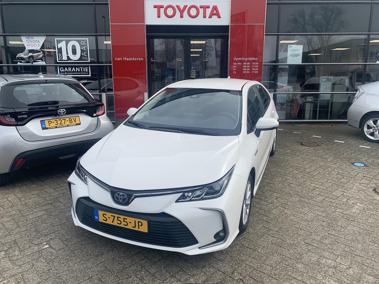 Toyota Corolla - Sedan 1.8 Hybrid 122pk CVT Active - AutoWereld.nl