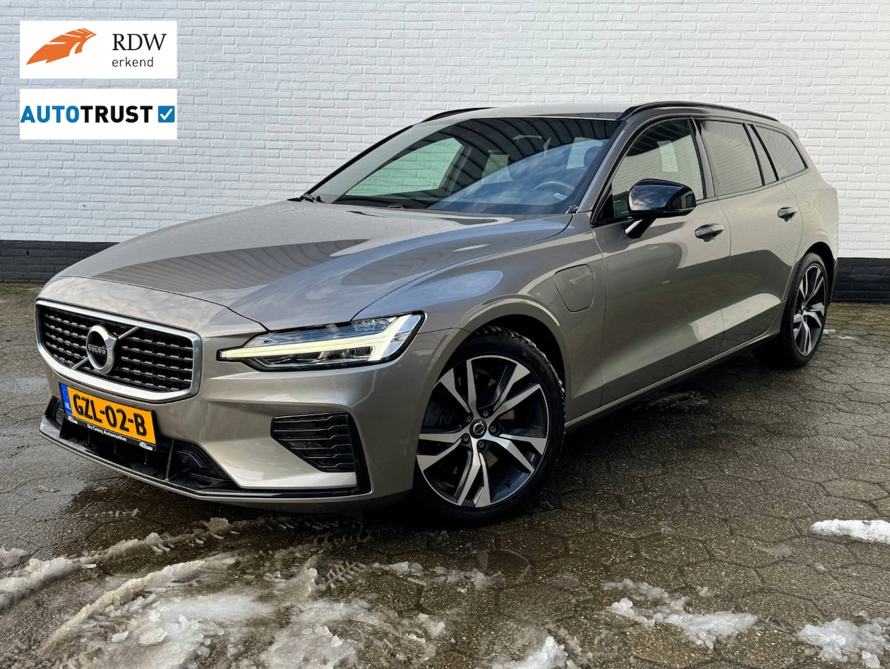 Volvo V60 - T8 RECHARGE AWD R-Design l NIEUWSTAAT l WEINIG KM! - AutoWereld.nl