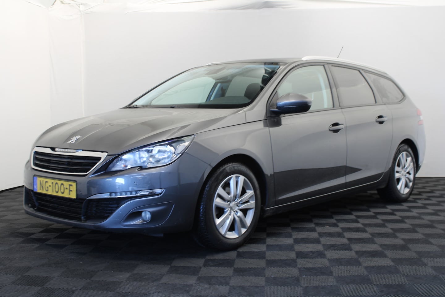 Peugeot 308 SW - 1.2 PureTech Blue Lease Executive |Pano|Navi| - AutoWereld.nl