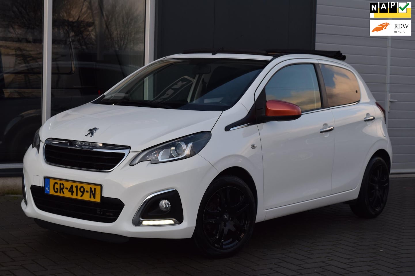 Peugeot 108 - 1.2 Puretech TOP! Roland Garros | Pano | Keyless | Clima | NAP + APK - AutoWereld.nl