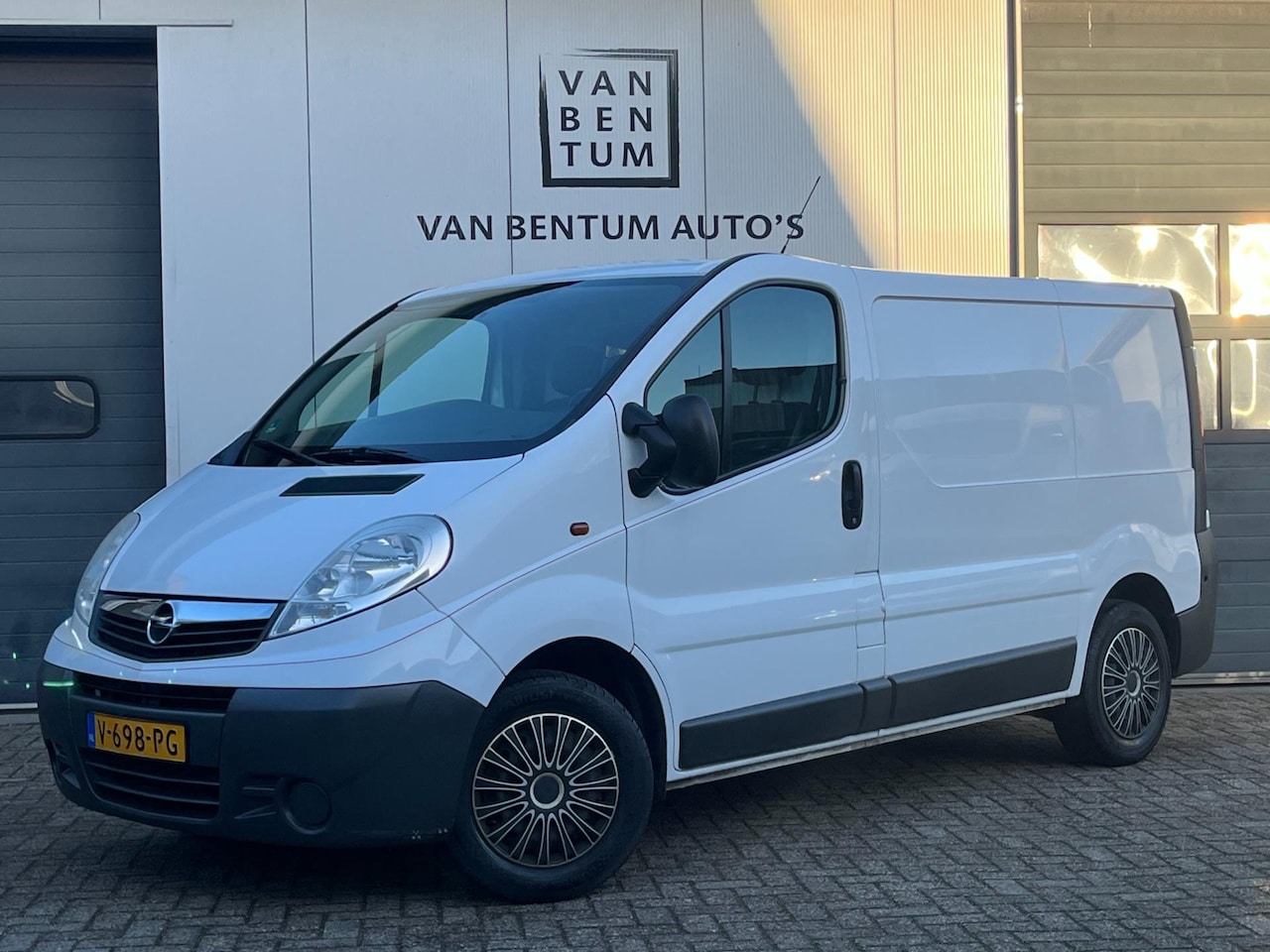 Opel Vivaro - 2.0 CDTI 90pk L1H1 Airco Camera 3-pers. Trekhaak - AutoWereld.nl