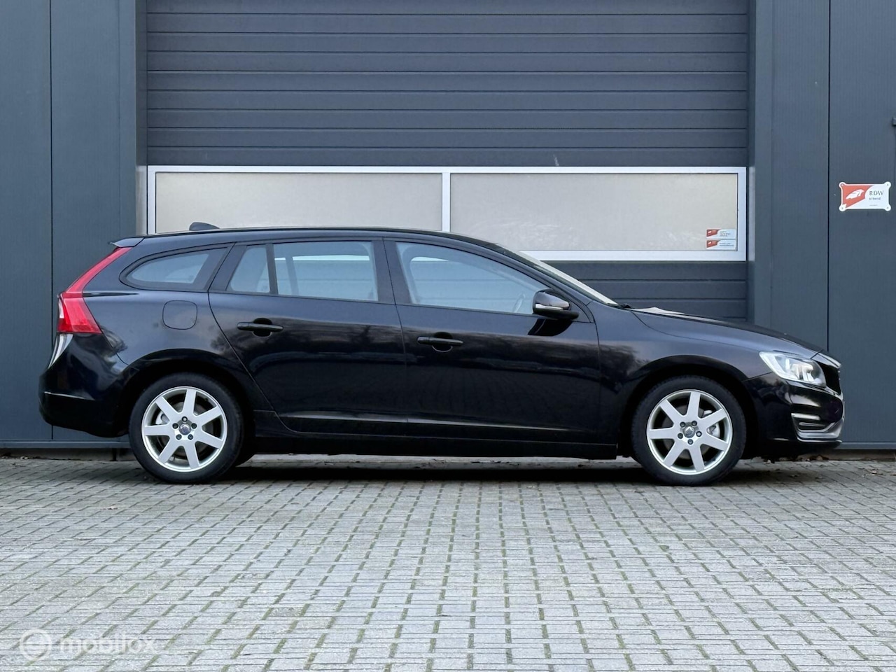 Volvo V60 - 1.6 D2 Momentum ZUINIG 1 op 20! Sensus Navi -PDC -Mooie frisse auto en goed onderhouden. - AutoWereld.nl