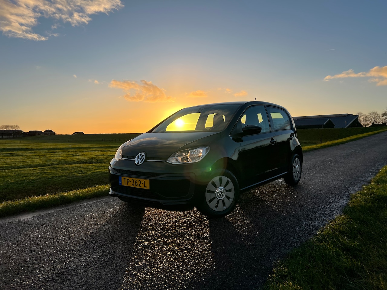 Volkswagen Up! - 1.0 BMT move up! 60PK 5D BMT 2018 Zwart - AutoWereld.nl