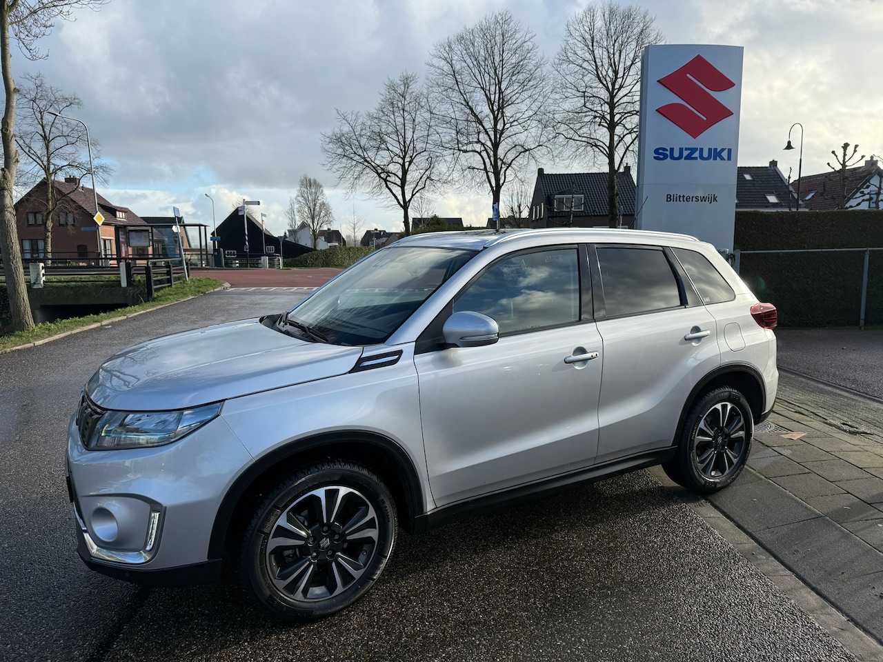 Suzuki Vitara - 1.5 Full Hybrid Style // AUTOMAAT // Trekhaak // Weinig kilometers // All-season banden // - AutoWereld.nl