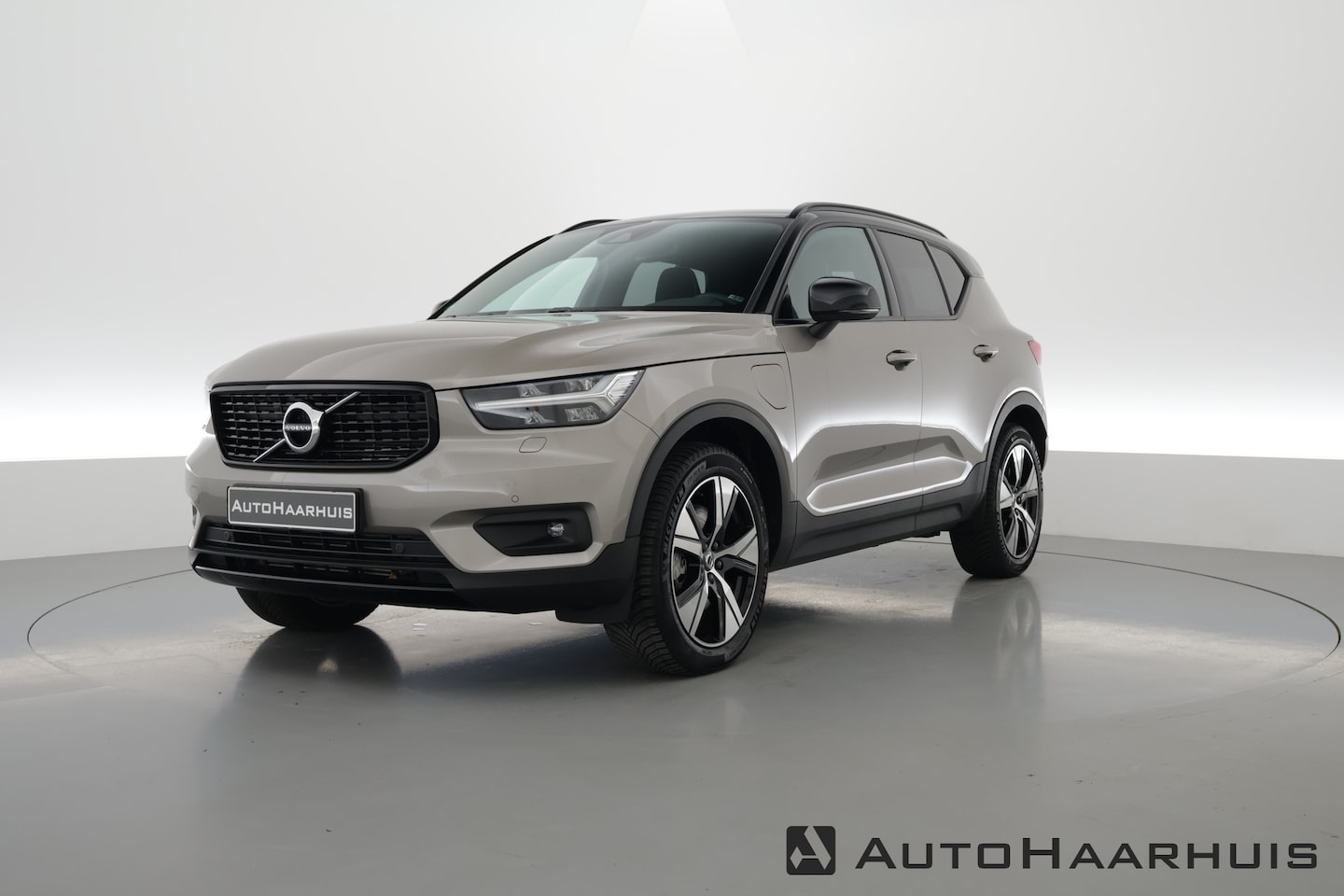 Volvo XC40 - T5 Recharge R-Design | Navi | Pilot Assist | Camera | Elek. Stoelen | Stoel- Stuurverw. | - AutoWereld.nl