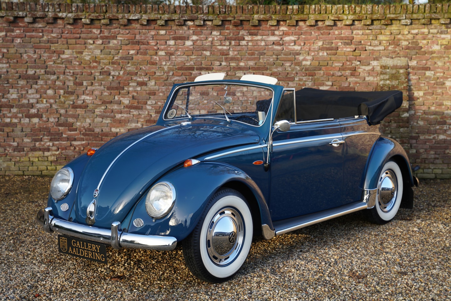 Volkswagen Beetle Cabriolet - Type 1 1200 Convertible Beautifully and professional restored inside and out, In the shade - AutoWereld.nl