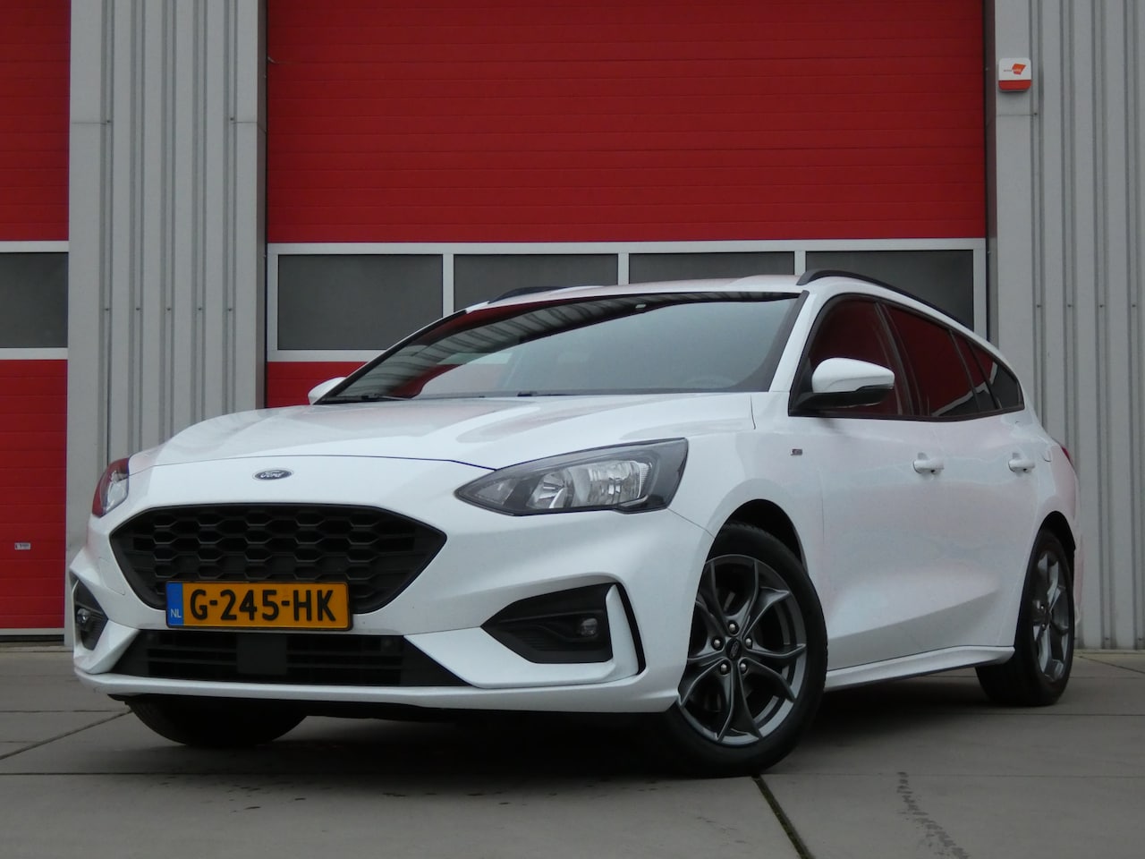 Ford Focus Wagon - 1.0 EcoBoost ST Line Business/ lage km/ zeer mooi! - AutoWereld.nl