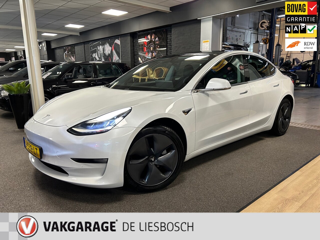 Tesla Model 3 - Long Range RWD Long Range AWD 75 kWh / 360 camera / stoel verwarming / trekhaak / panorama-dak /autopilot - AutoWereld.nl