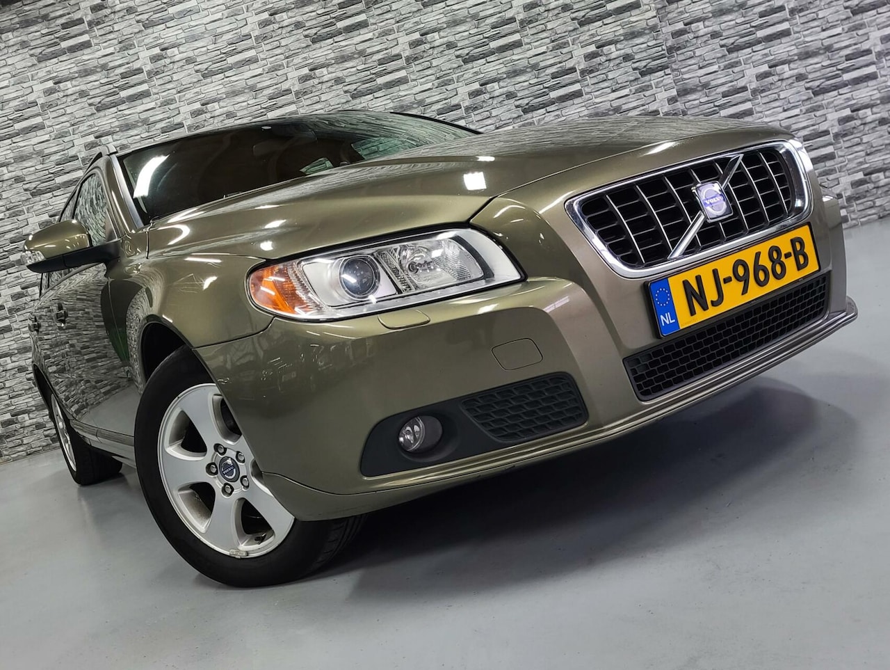 Volvo V70 - 2.0 Summum *Volledig onderhouden*Leder*PDC*NAP*! - AutoWereld.nl