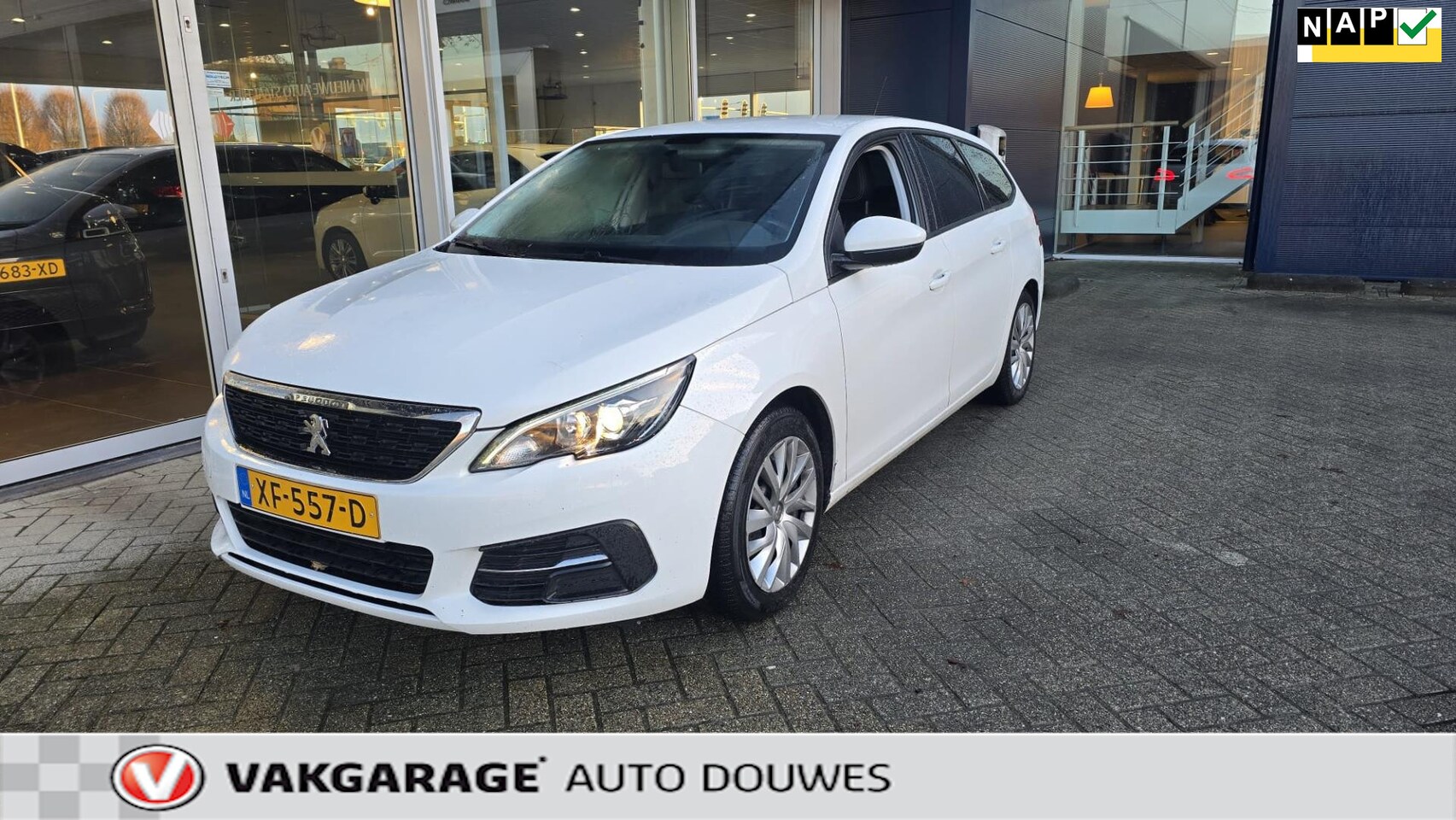 Peugeot 308 SW - 1.2 PureTech Blue Lease Active |NAP | Carplay | Leder | Trekhaak - AutoWereld.nl