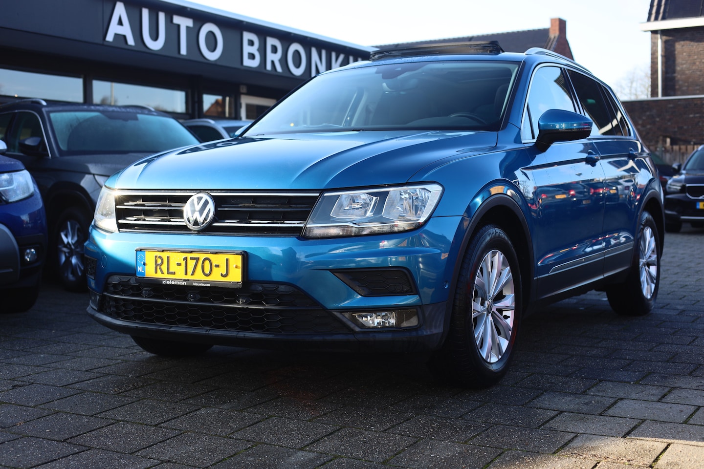 Volkswagen Tiguan - 1.4 TSI COMFORTLINE | PANO | 360 CAMERA | TREKHAAK - AutoWereld.nl