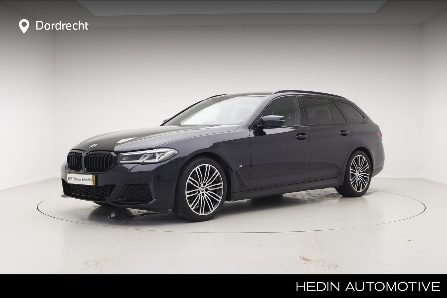 BMW 5-serie Touring - 520i M-Sport | Panorama | Head-Up | Trekhaak | Laser | Hifi | 19" - AutoWereld.nl