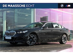 BMW 5-serie - 530e M Sport Automaat / Panoramadak / Trekhaak / Stoelventilatie / Parking Assistant Profe