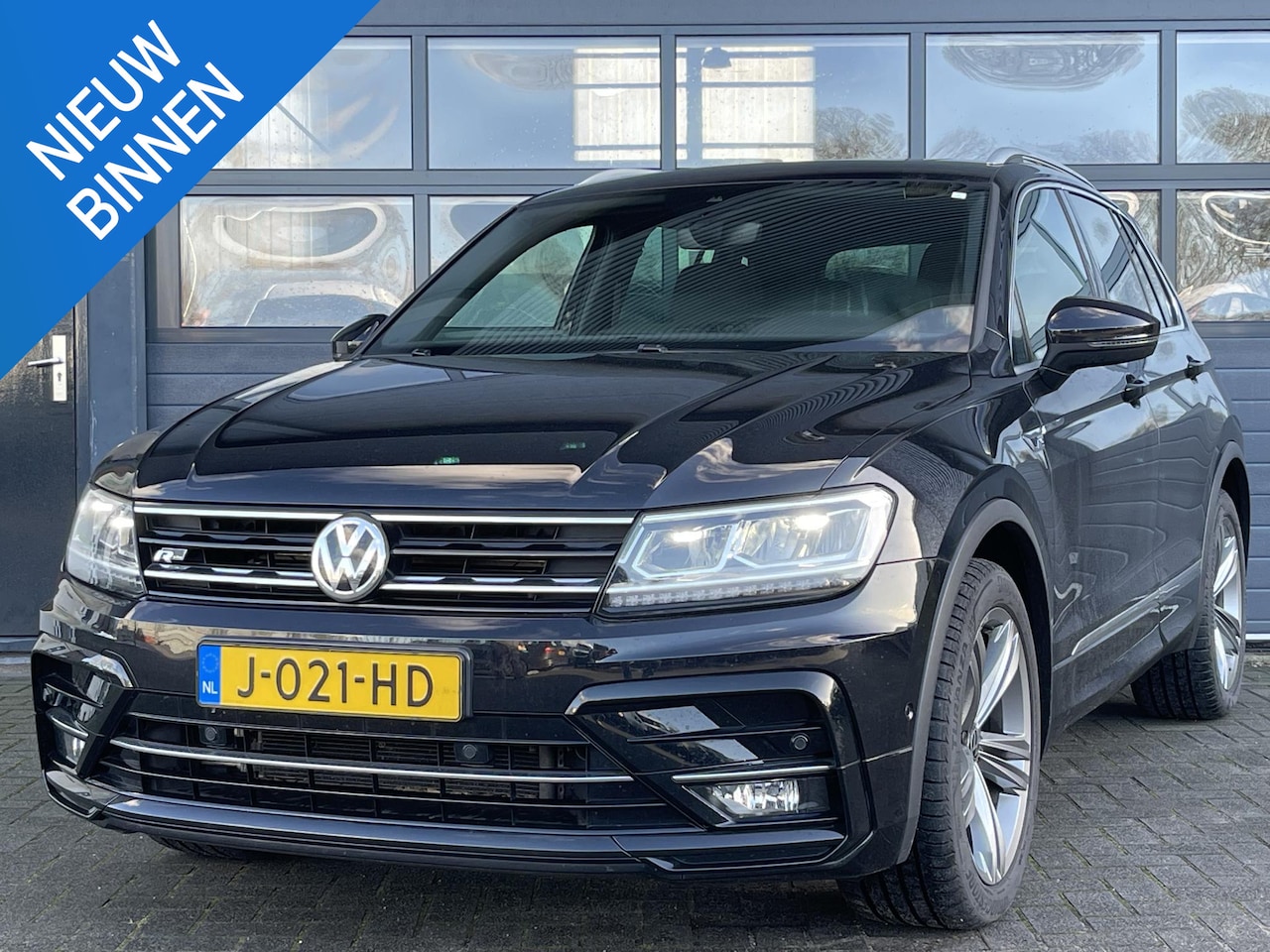 Volkswagen Tiguan - 1.5 TSI ACT HIGHLINE BUSINESS R I AUTOMAAT I SCHUIF/KANTELDAK I NAVIGATIE I STOELVERWARMIN - AutoWereld.nl