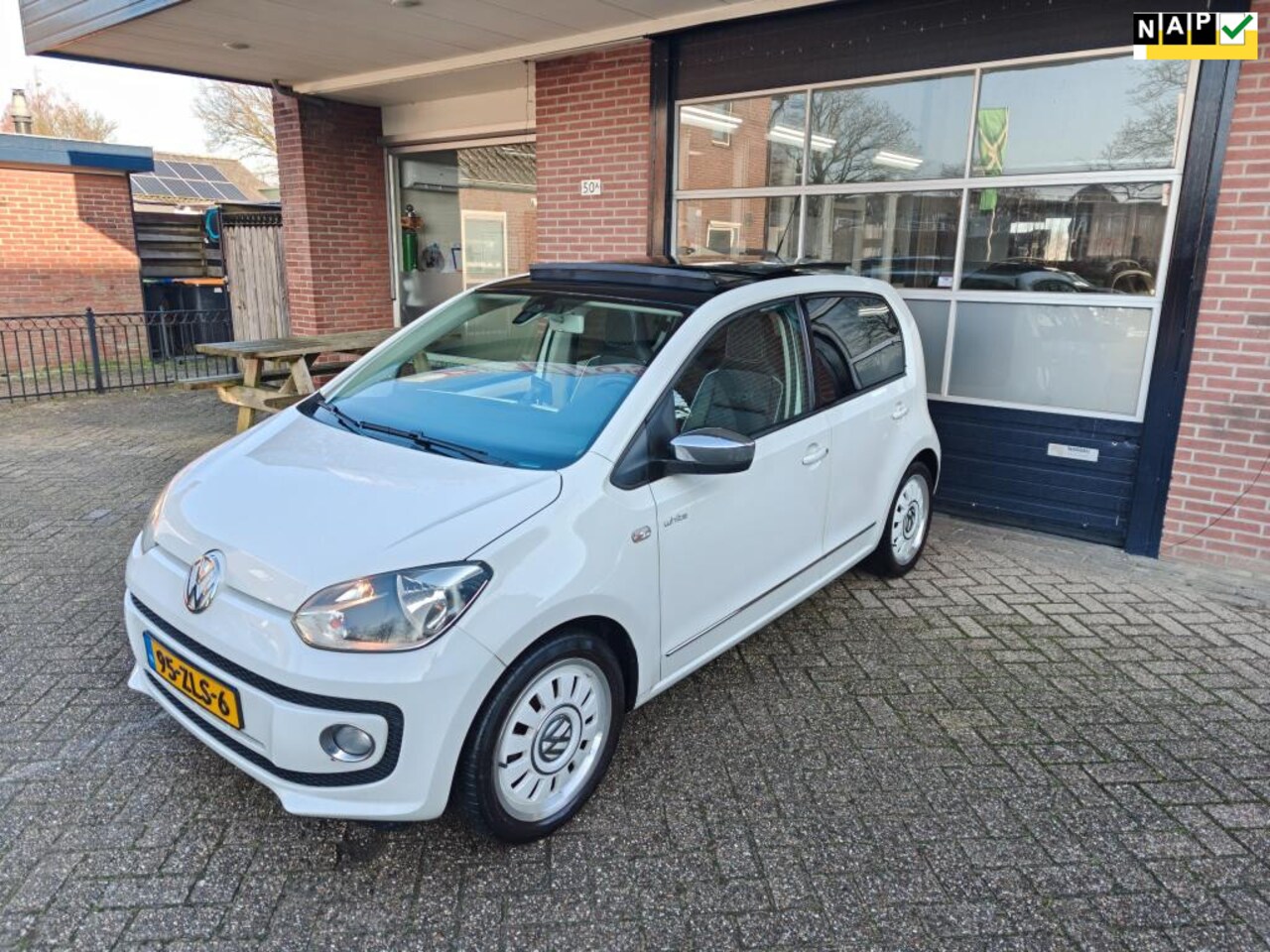 Volkswagen Up! - 1.0 high up! White, Leer, Airco, Panoramadak Stoelverwarming, Cruise, PDC, NAP - AutoWereld.nl