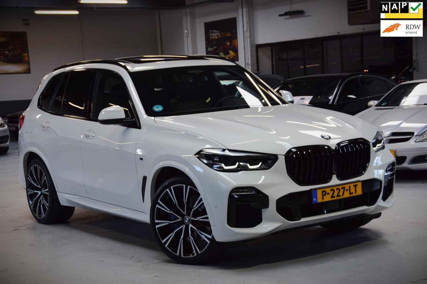 BMW X5 - XDrive40i High Executive |M-Pakket|Dealer onderhouden|22 inch|Panoramadak| - AutoWereld.nl