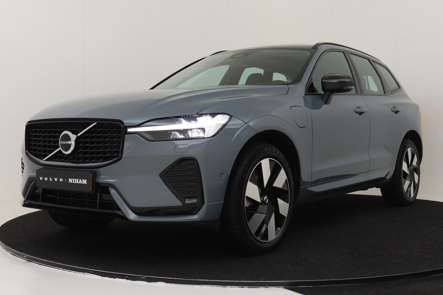 Volvo XC60 - RECHARGE T6 AWD ULTIMATE DARK -360°CAM|TREKHAAK|PANO.DAK|HK-AUDIO|POWER-SEATS|HEAD-UP DISP - AutoWereld.nl