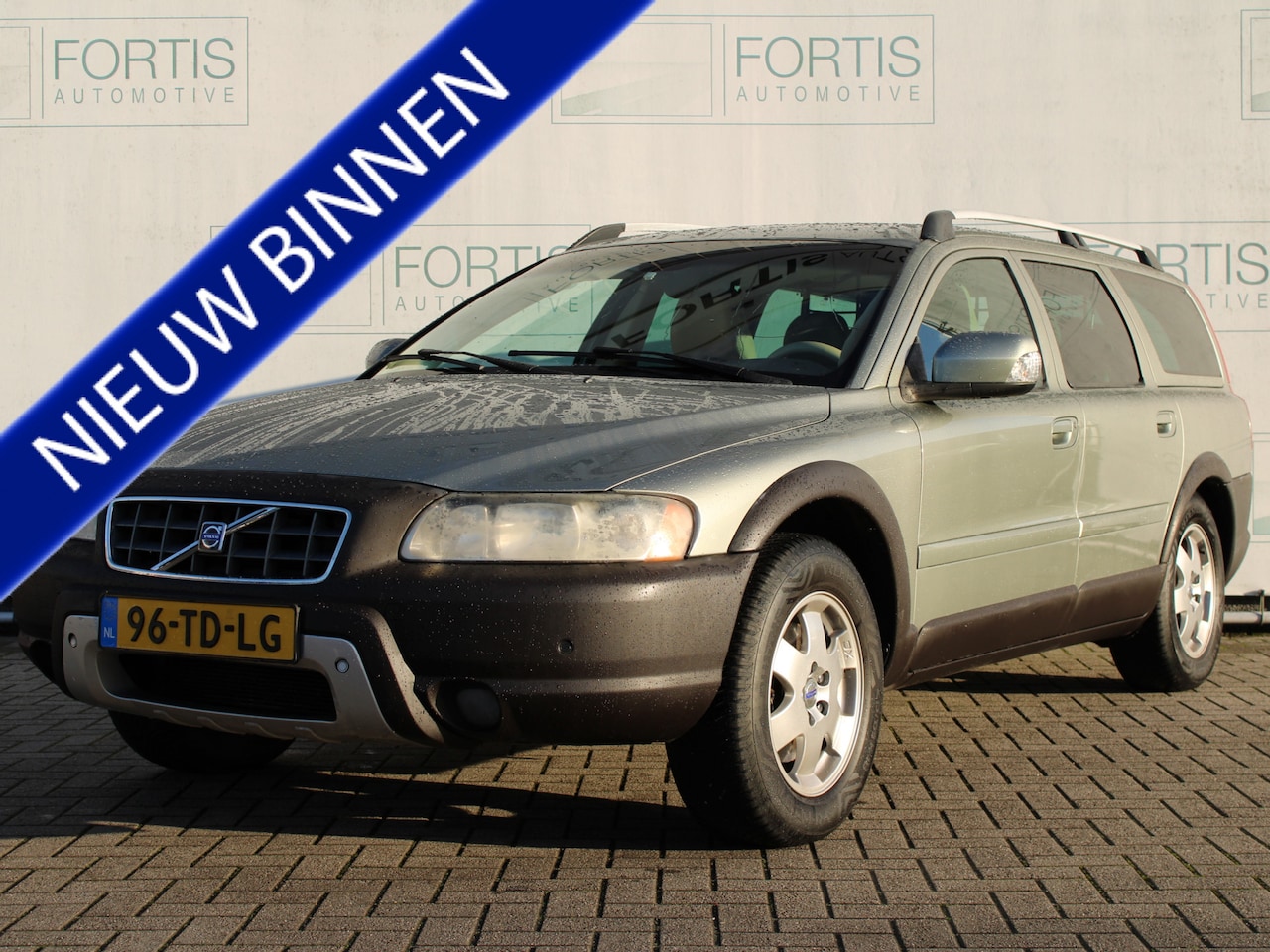 Volvo XC70 - 2.5 T Kinetic NL AUTO | EXTRA SET VELGEN | TREKHAAK | LEDER | STOELVERW | - AutoWereld.nl