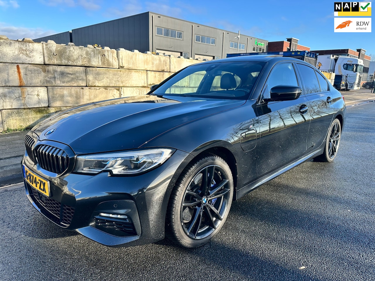 BMW 3-serie - 330e M-SPORT eDrive Edition 2020/ORG NL/HARMAN & KARDON/DEALER OH/CAMERA/SCHUIFDAK/ZWARTE - AutoWereld.nl