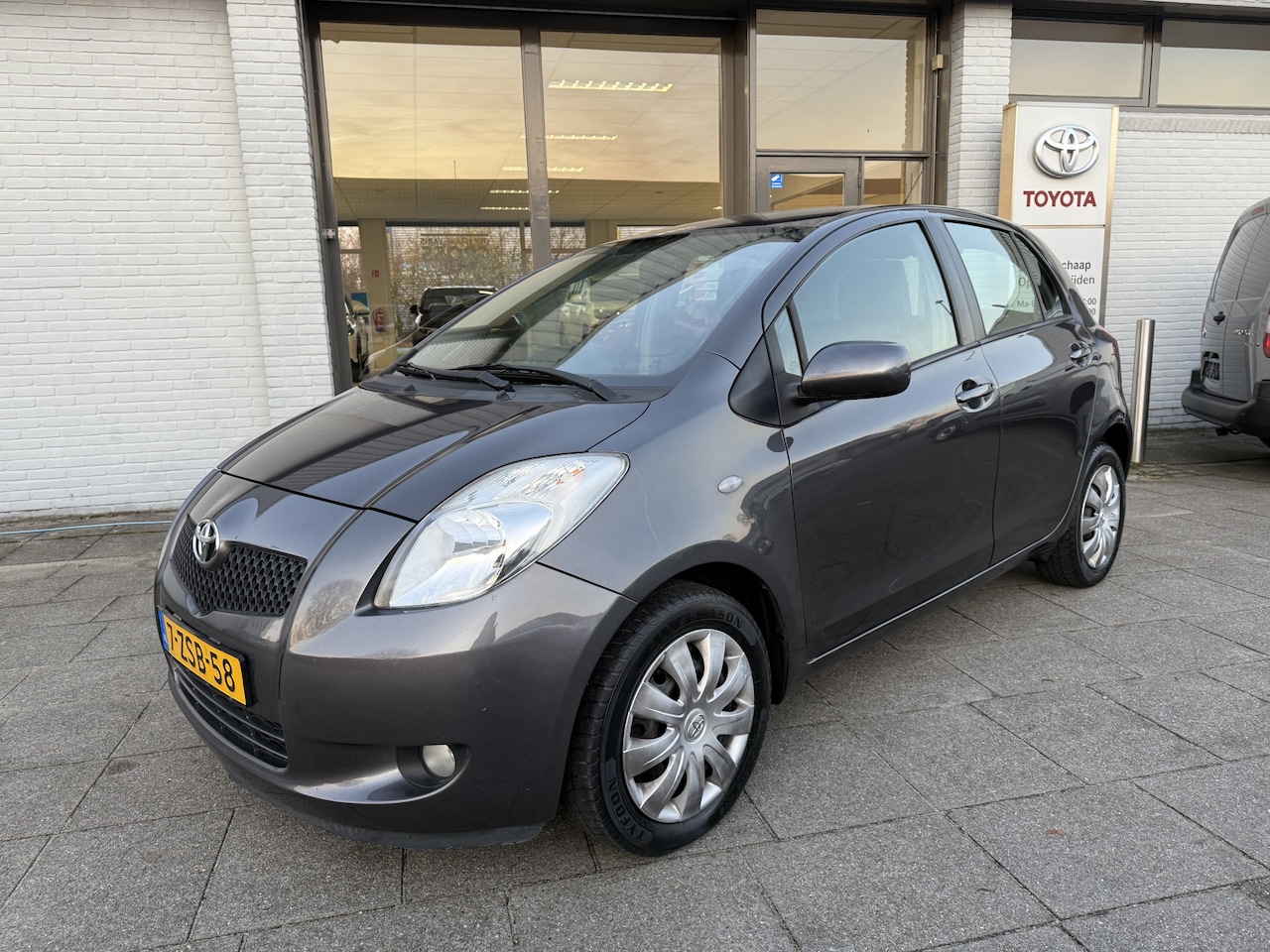 Toyota Yaris - 1.3 VVTi Terra | TomTom | Airco | - AutoWereld.nl