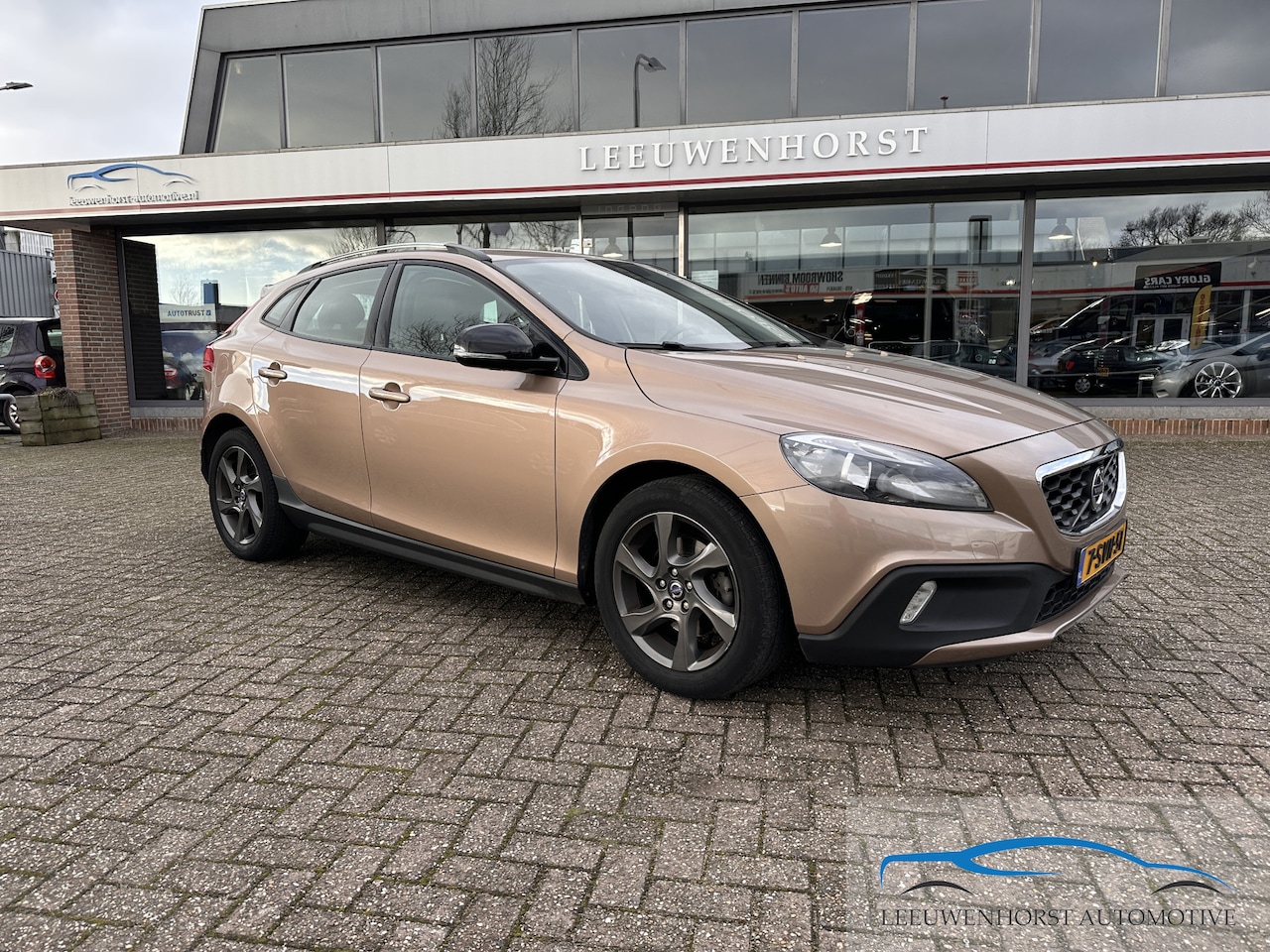 Volvo V40 Cross Country - 1.6 T4 Summum 1.6 T4 Summum, clima, cruise, leer, navi, NL-dealerauto - AutoWereld.nl