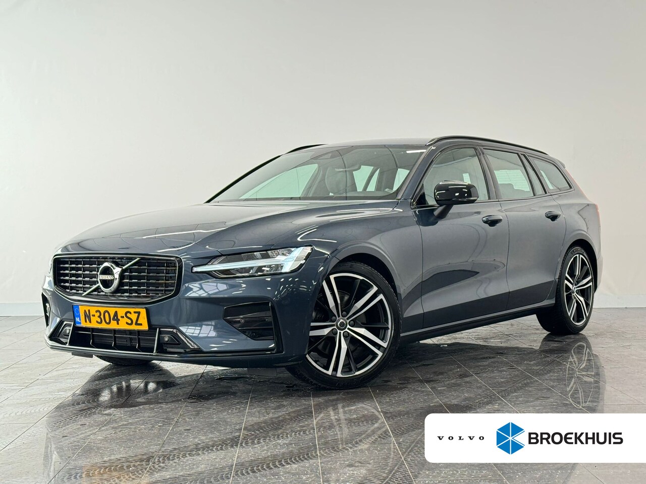 Volvo V60 - B3 R-Design | Park Assist Pack | 19" lichtmetaal | - AutoWereld.nl