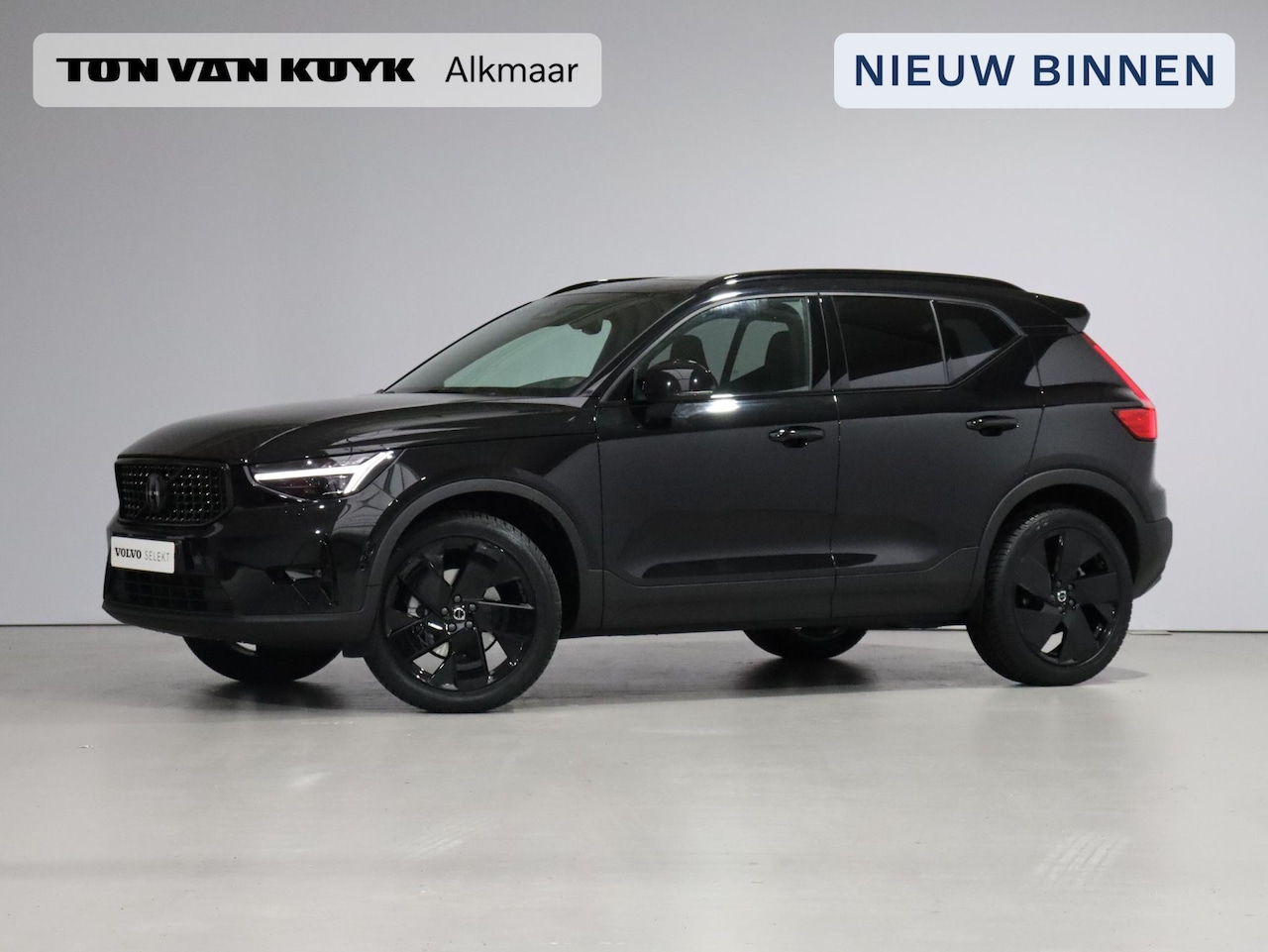 Volvo XC40 - 2.0 B4 Plus Black Edition / Panoramadak / Stoel en stuurverwarming / Trekhaak / Keyless / - AutoWereld.nl