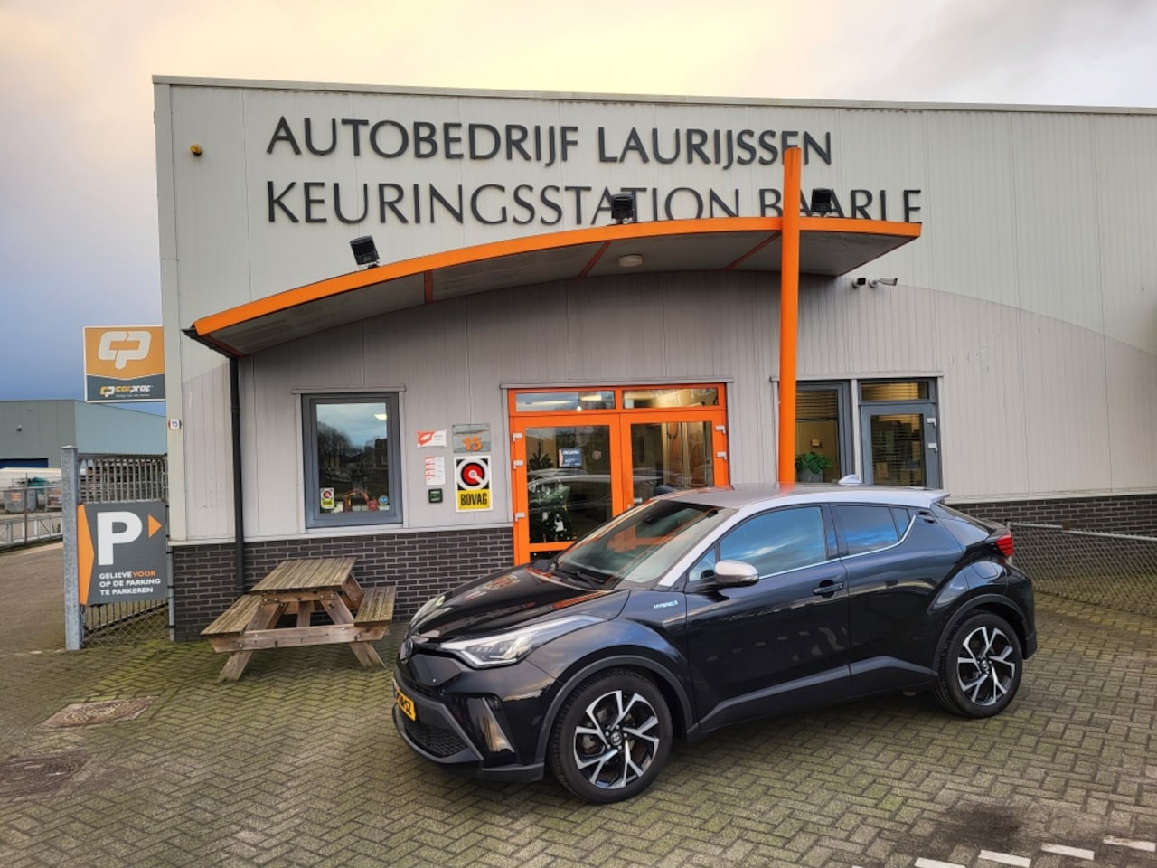 Toyota C-HR - 1.8 Hybrid Bi-Tone 1.8 Hybrid Bi-Tone - AutoWereld.nl