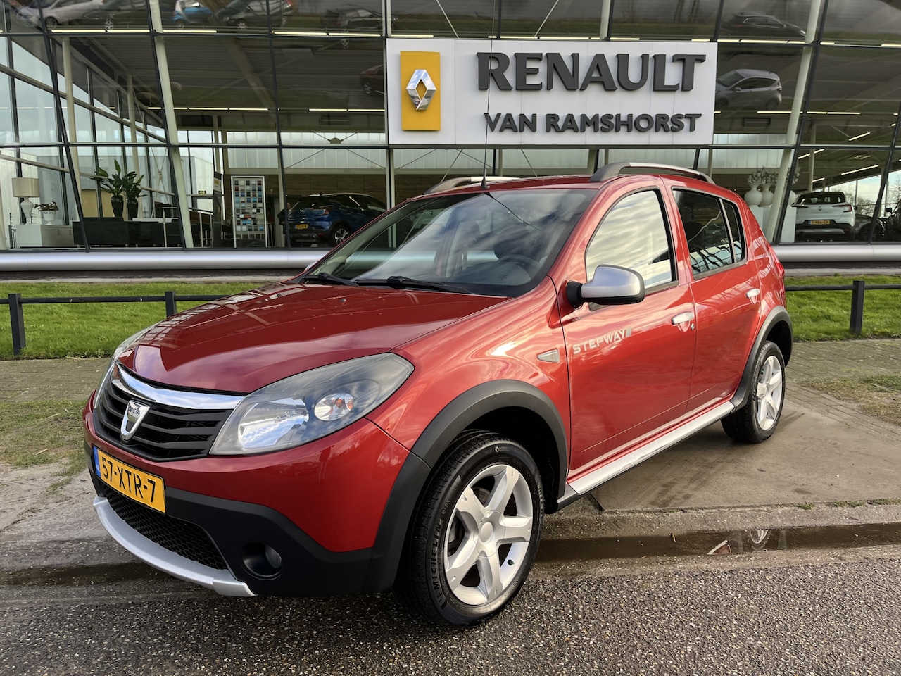 Dacia Sandero Stepway - 1.6 / Trekhaak / Airco / Radio / Elek. Ramen / 16'' LMV / - AutoWereld.nl