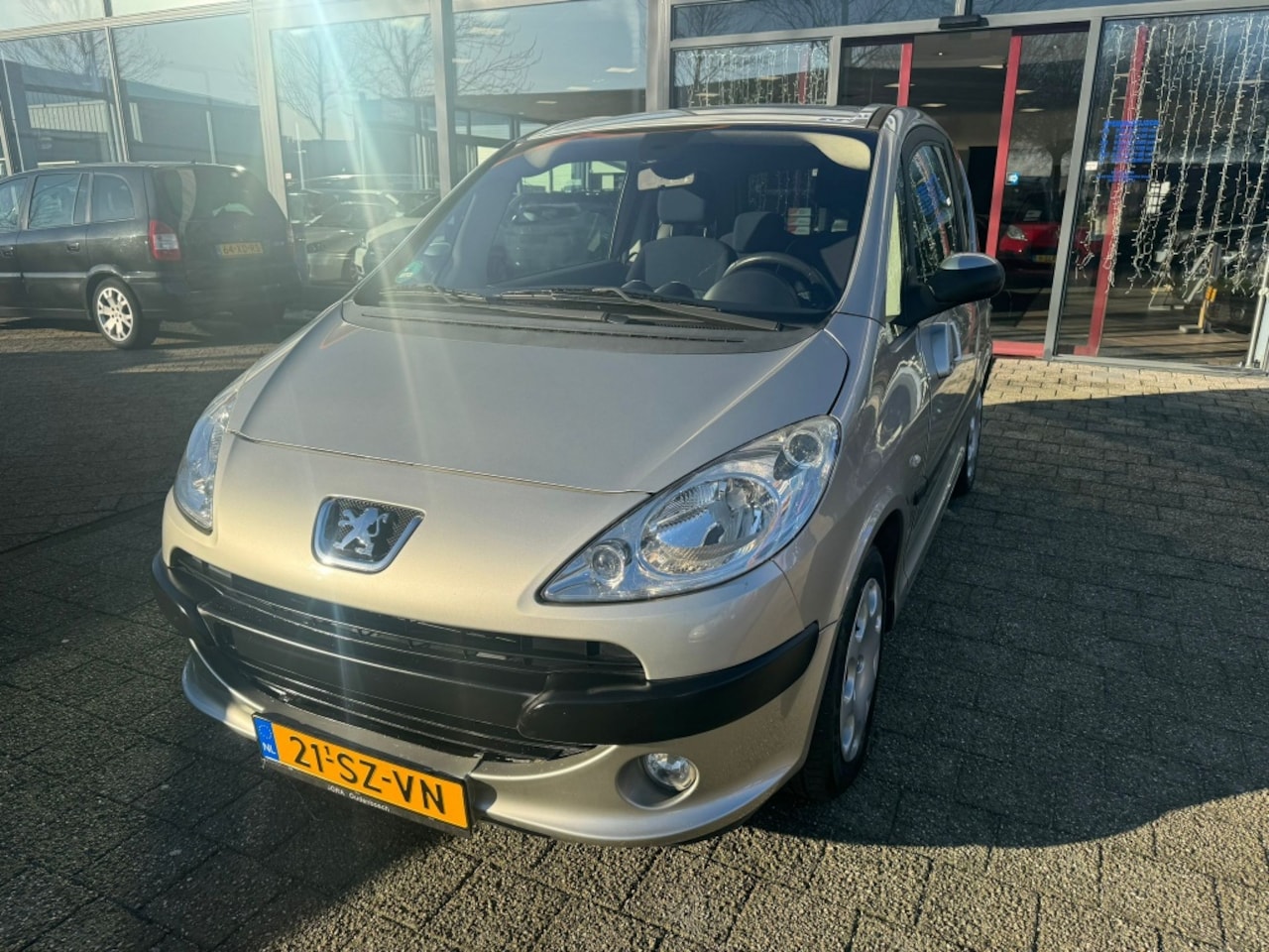 Peugeot 1007 - 1.4 Gentry AUTOMAAT APK 9-25 BJ 2006 !!! - AutoWereld.nl