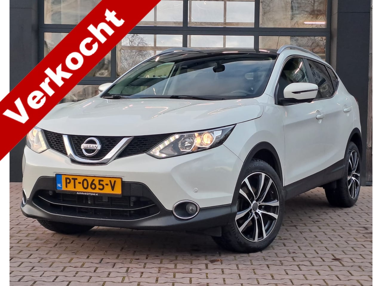 Nissan Qashqai - 1.2 N-Vision | Automaat | Navi | Pano | Trekhaak | All-seasons | 360 Camera | PDC | - AutoWereld.nl