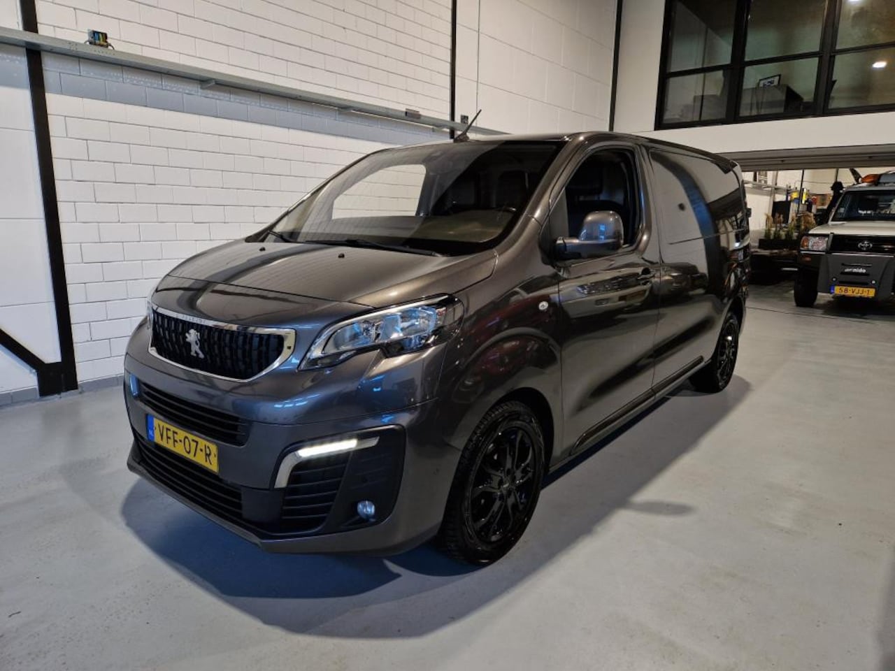 Peugeot Expert - 2.0 BlueHDI 177PK Standard Asphalt - AutoWereld.nl