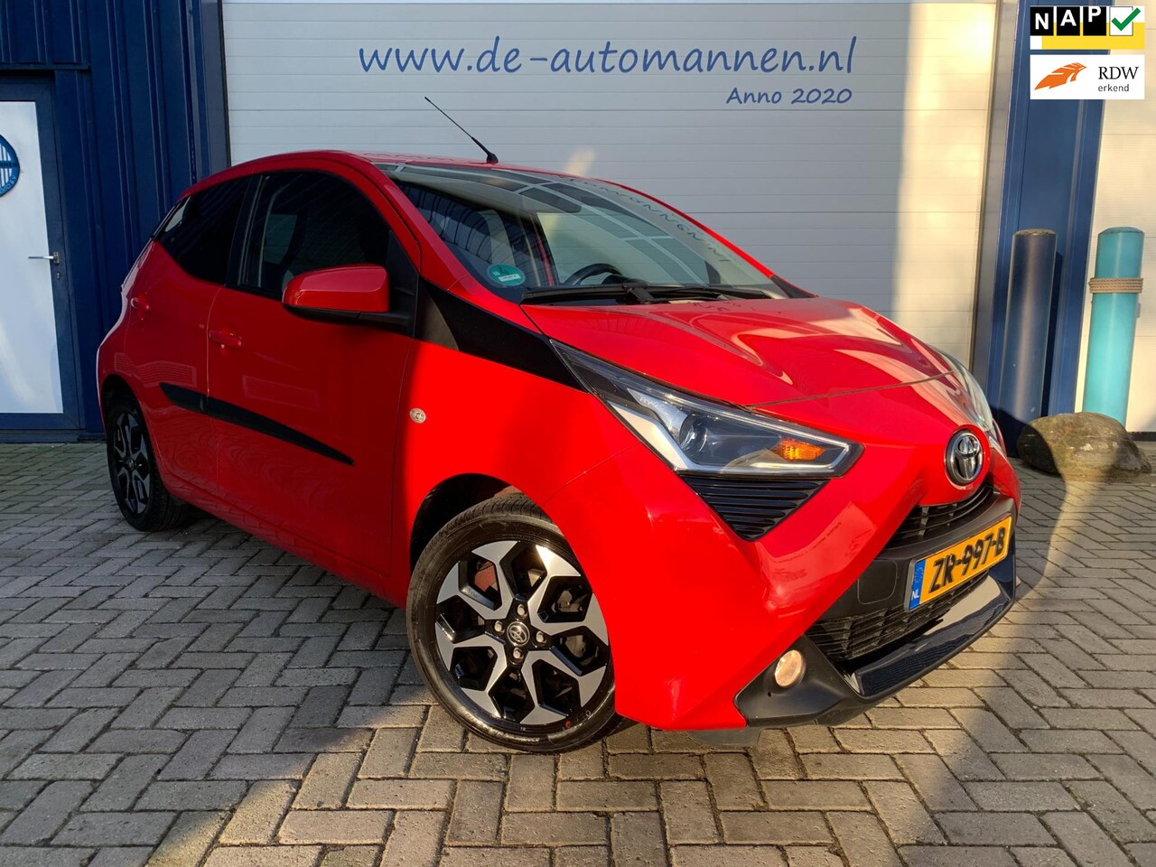 Toyota Aygo - 1.0 VVT-i x-cite 5-drs / Airco+ECC / NAVI + APPLE CARPLAY / 1e EIGENAAR - AutoWereld.nl