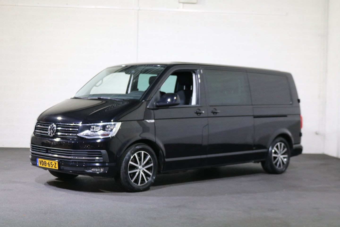 Volkswagen Transporter - 2.0 TDI 150pk L2 H1 DC Automaat Airco Navigatie 2x Schuifdeur - AutoWereld.nl