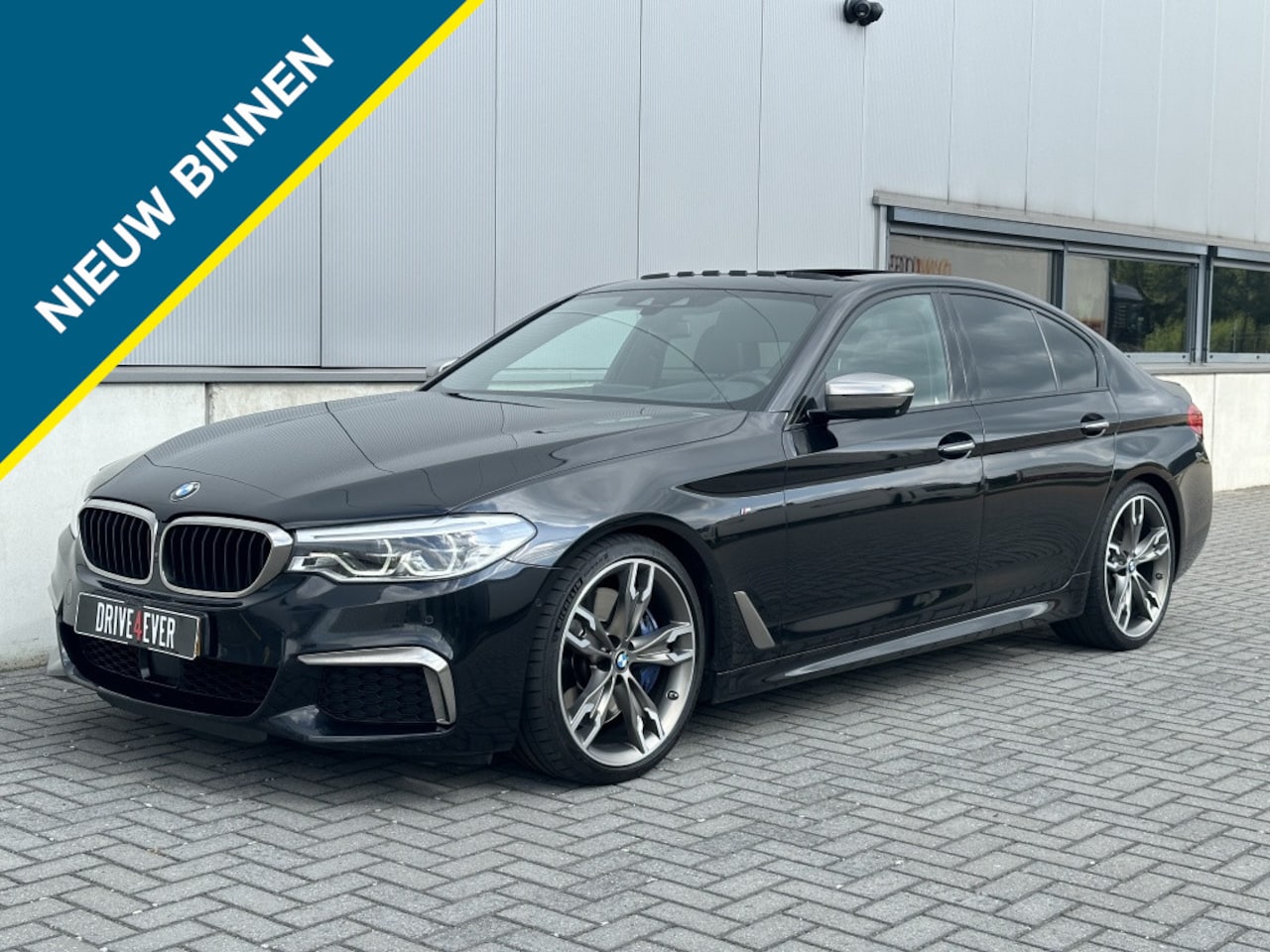 BMW 5-serie - M550i xD M PACK FULL PANO 360 CAMERA ECC PDC LED LEDER - AutoWereld.nl